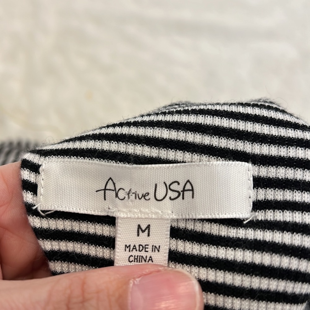 Active USA cross cross peak a boo front cropped top size M - Picture 3 of 11